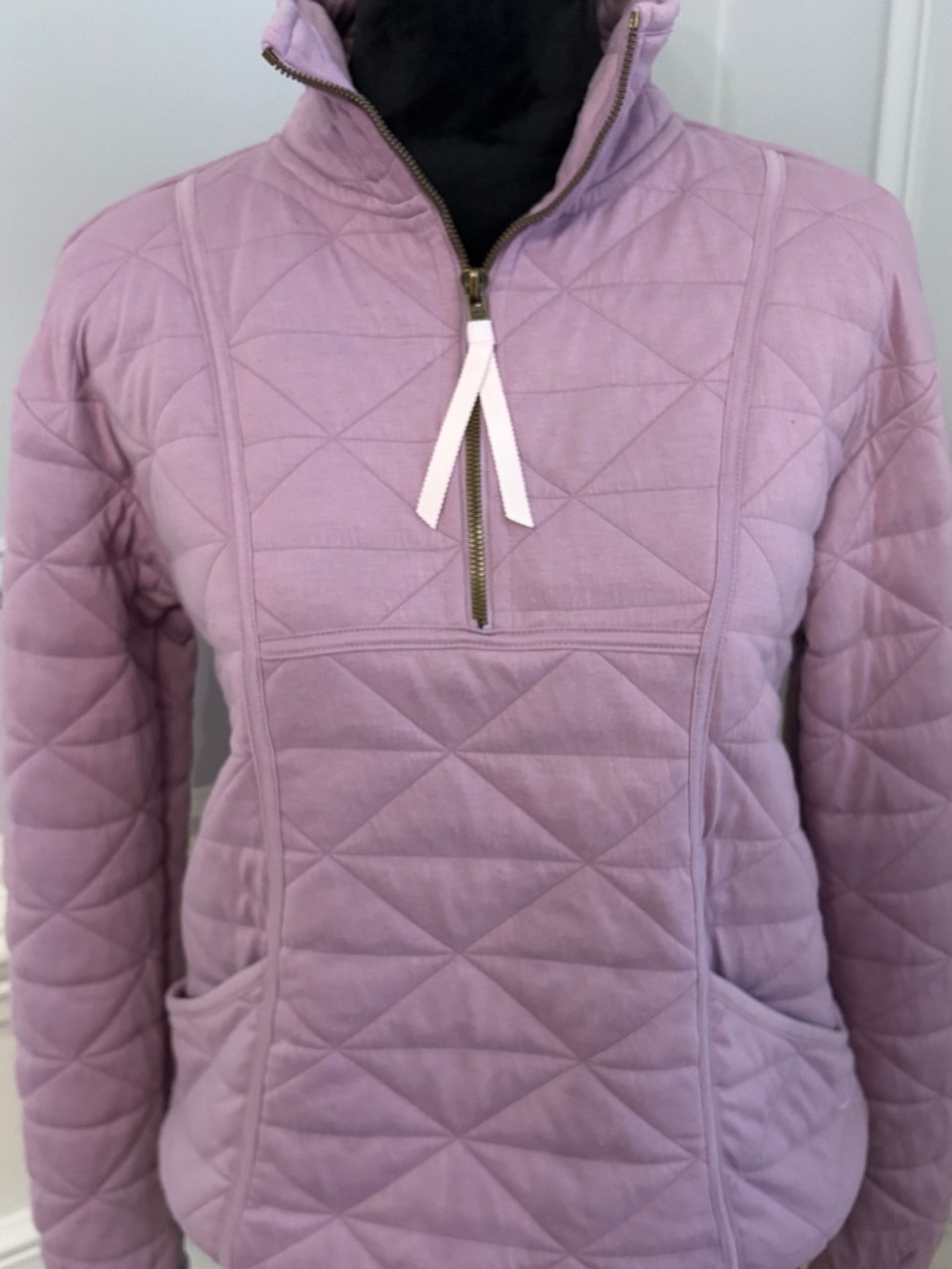 Avalanche women’s pullover size small; colors black light purple